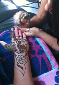 doing-henna-marcy-mehndi-2